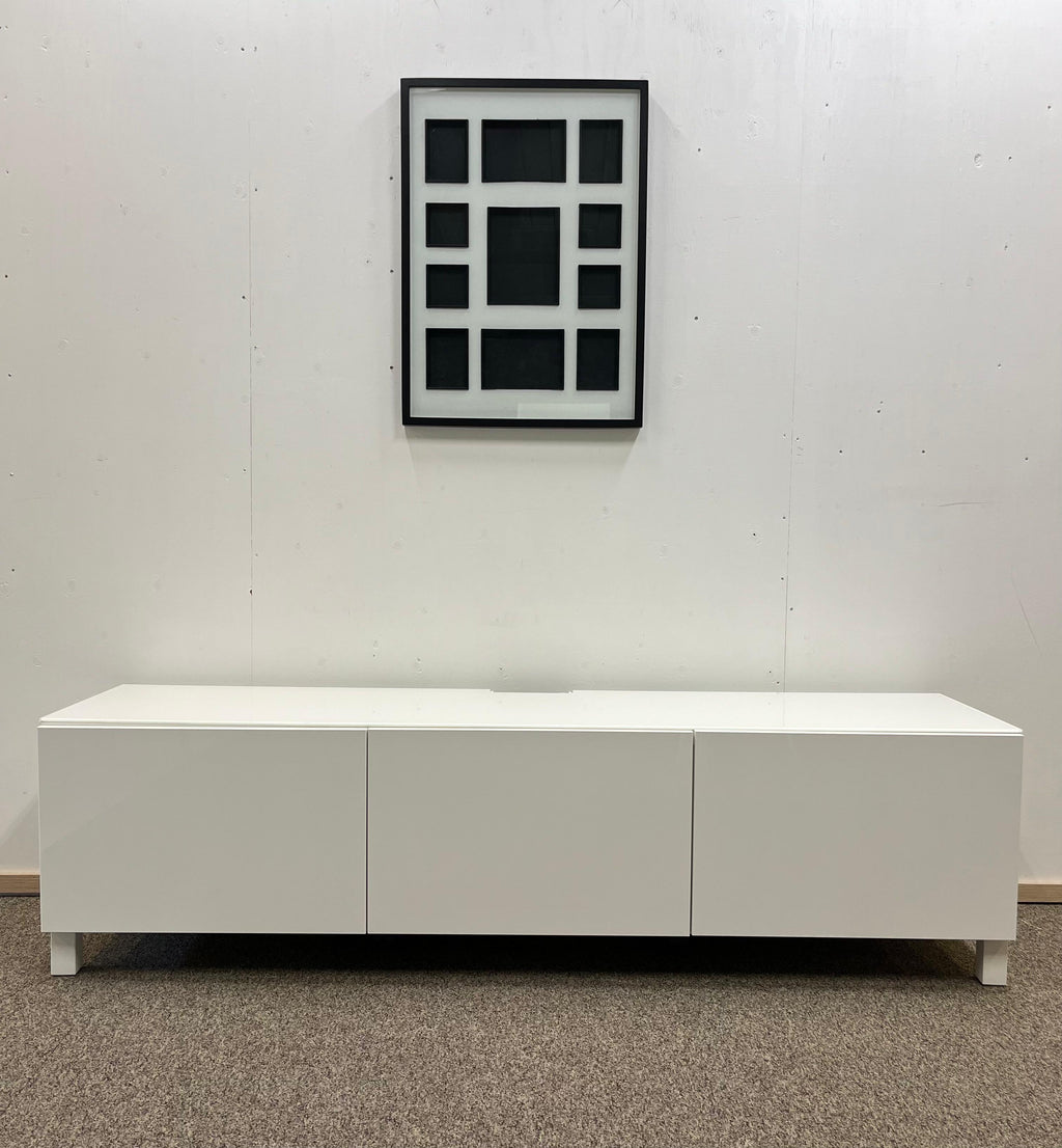 IKEA BESTÅ TV-taso, läsilevyillä