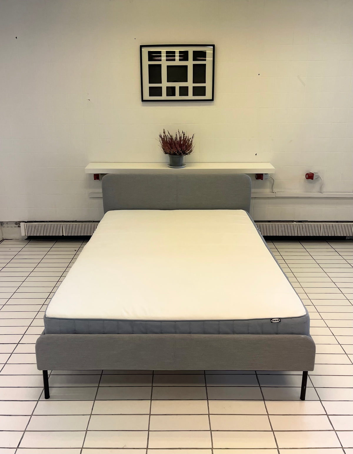 IKEA SLATTUM Verhoiltu sängynrunko, Vissle tummansininen & VESTERÖY Pussijousitettu patja, kiinteä/vaaleansininen, 140x200 cm