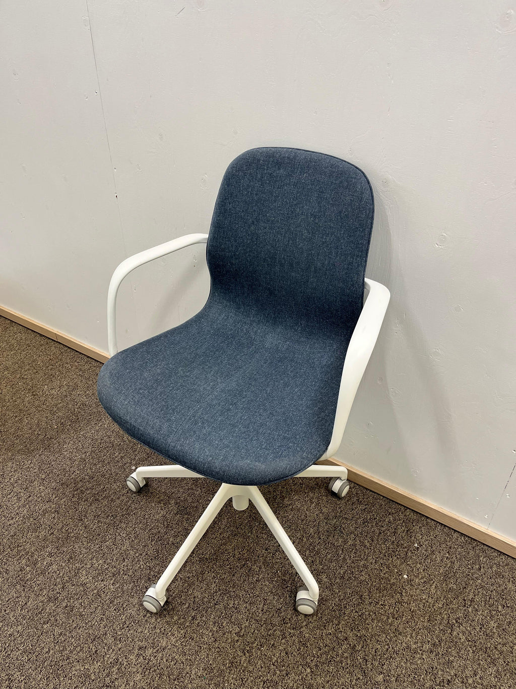 IKEA LÅNGFJÄLL Kokoustuoli käsinojilla