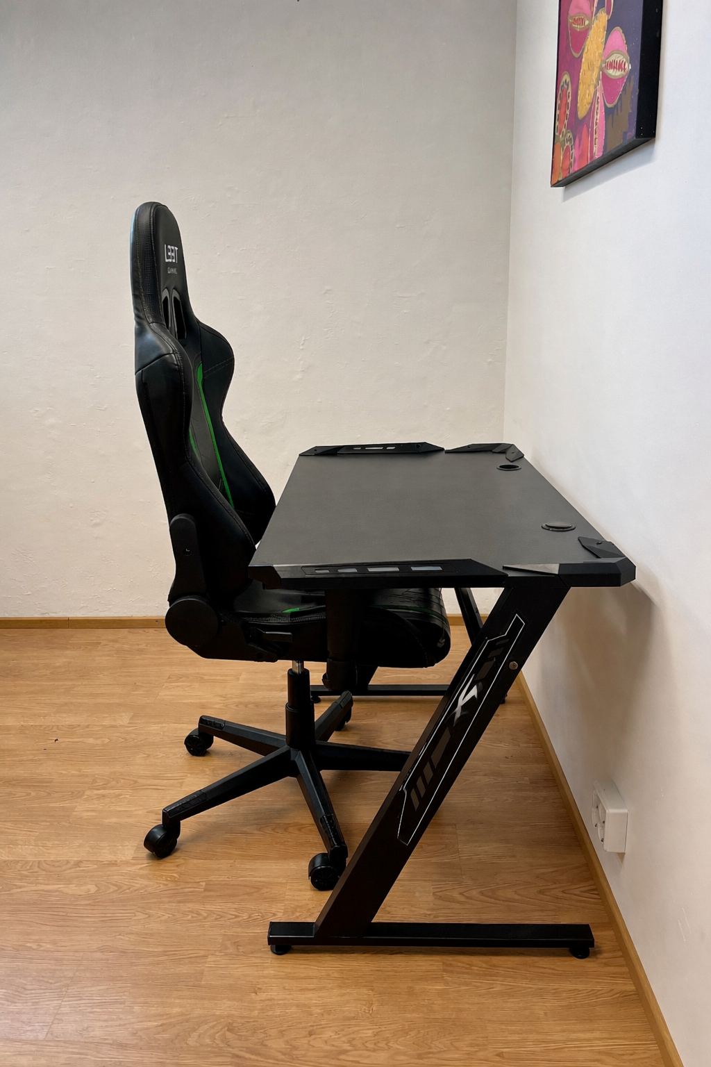 L33T Pelituoli ja JYSK Pelipöytä