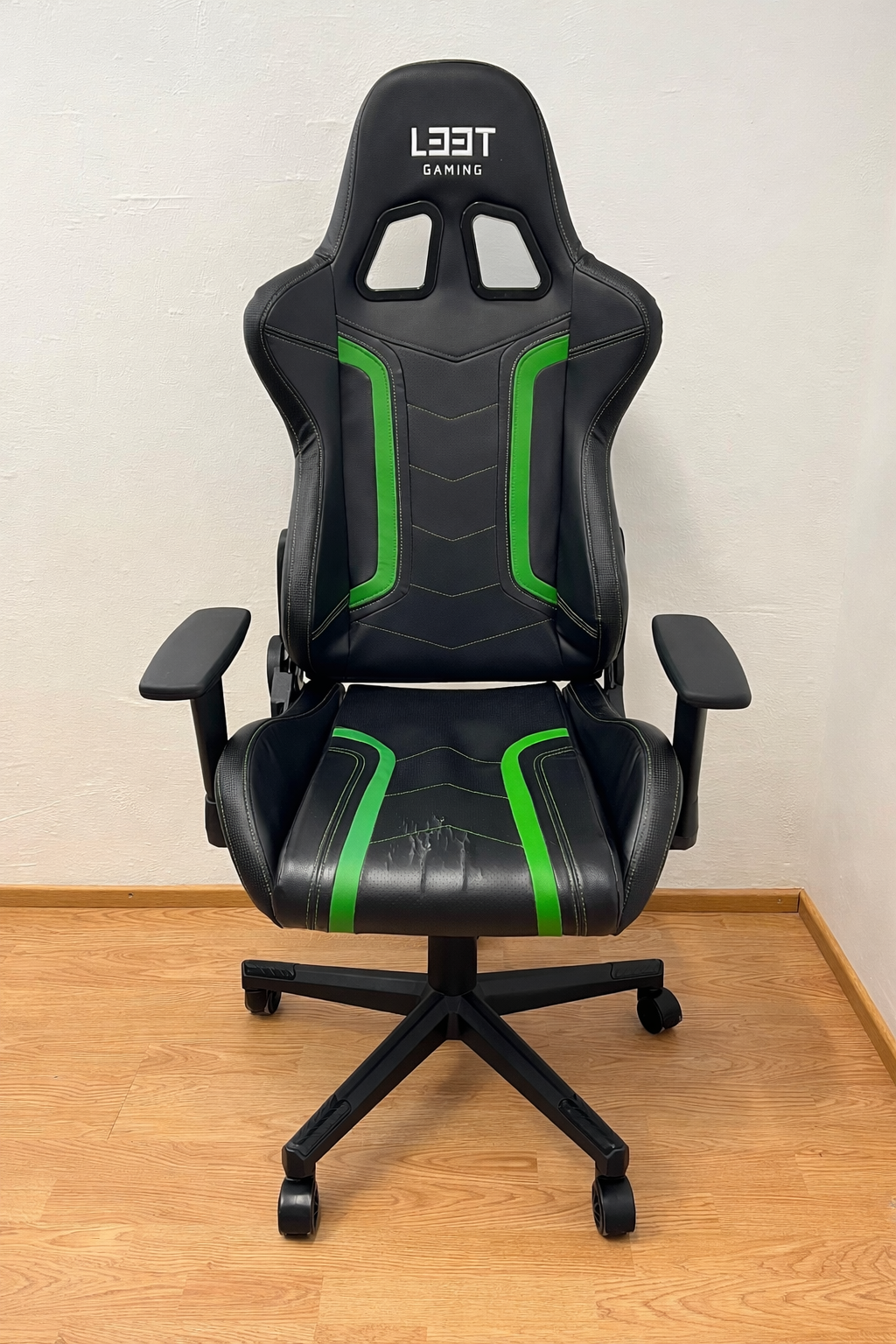 L33T Pelituoli ja JYSK Pelipöytä