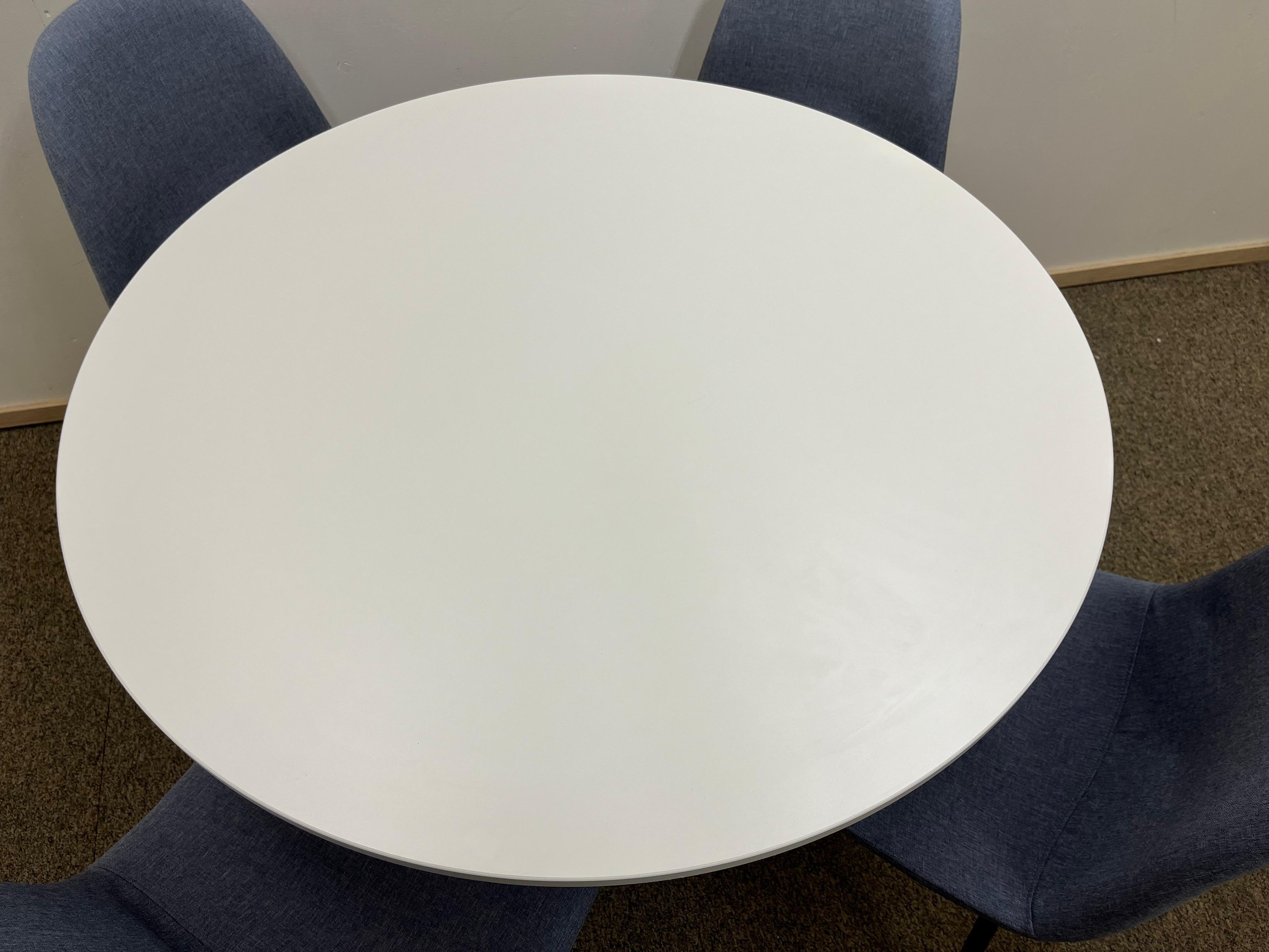 IKEA DOCKSTA Pöytä & JYSK Tuolit