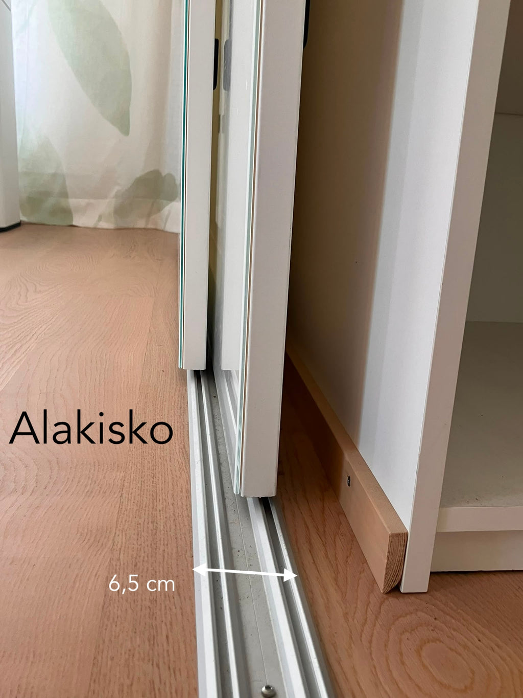 Liukuovikaapisto, 308,5 cm x 258 cm (Kuin Uusi)