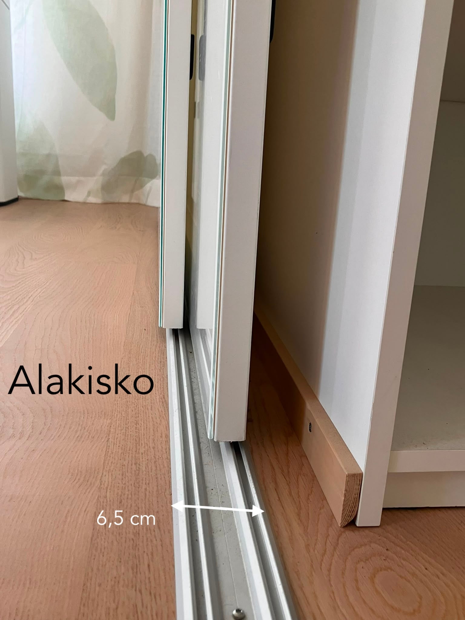 Liukuovikaapisto, 308,5 cm x 258 cm (Kuin Uusi)