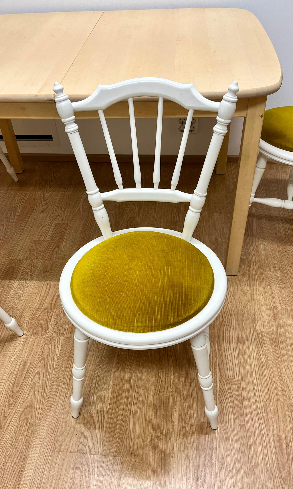 Valkoinen Pyöreä Ruokapöytä ja 4 kpl tuolit