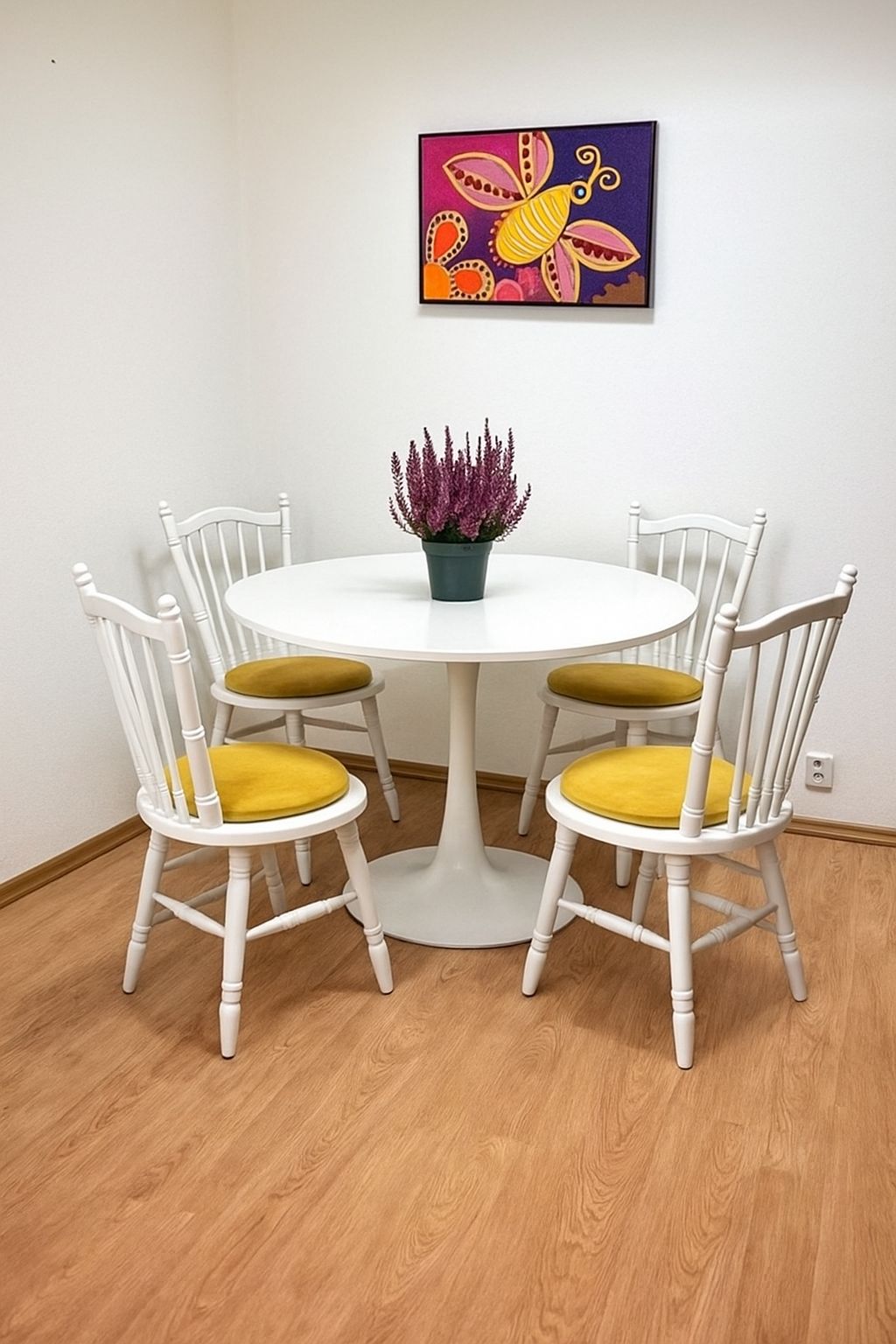 Valkoinen Pyöreä Ruokapöytä ja 4 kpl tuolit