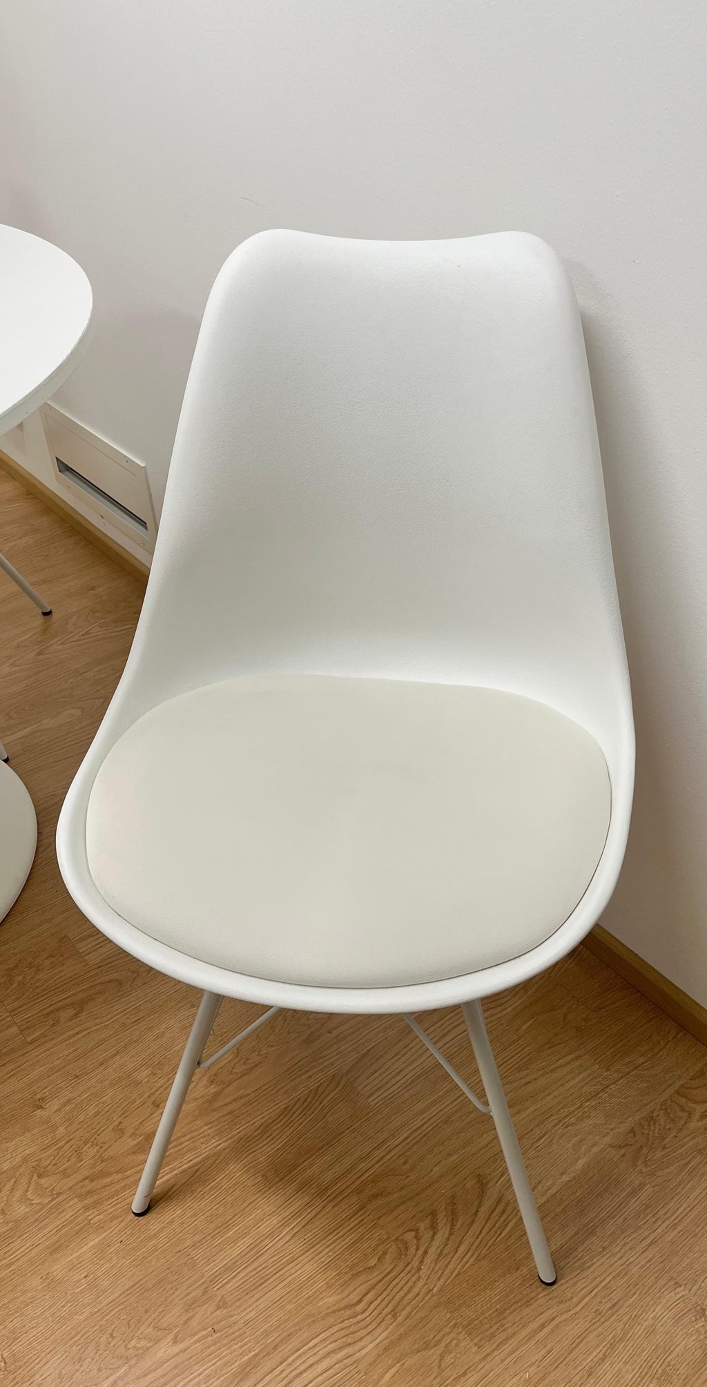 IKEA DOCKSTA Pöytä, valkoinen ja 4 tuoleja