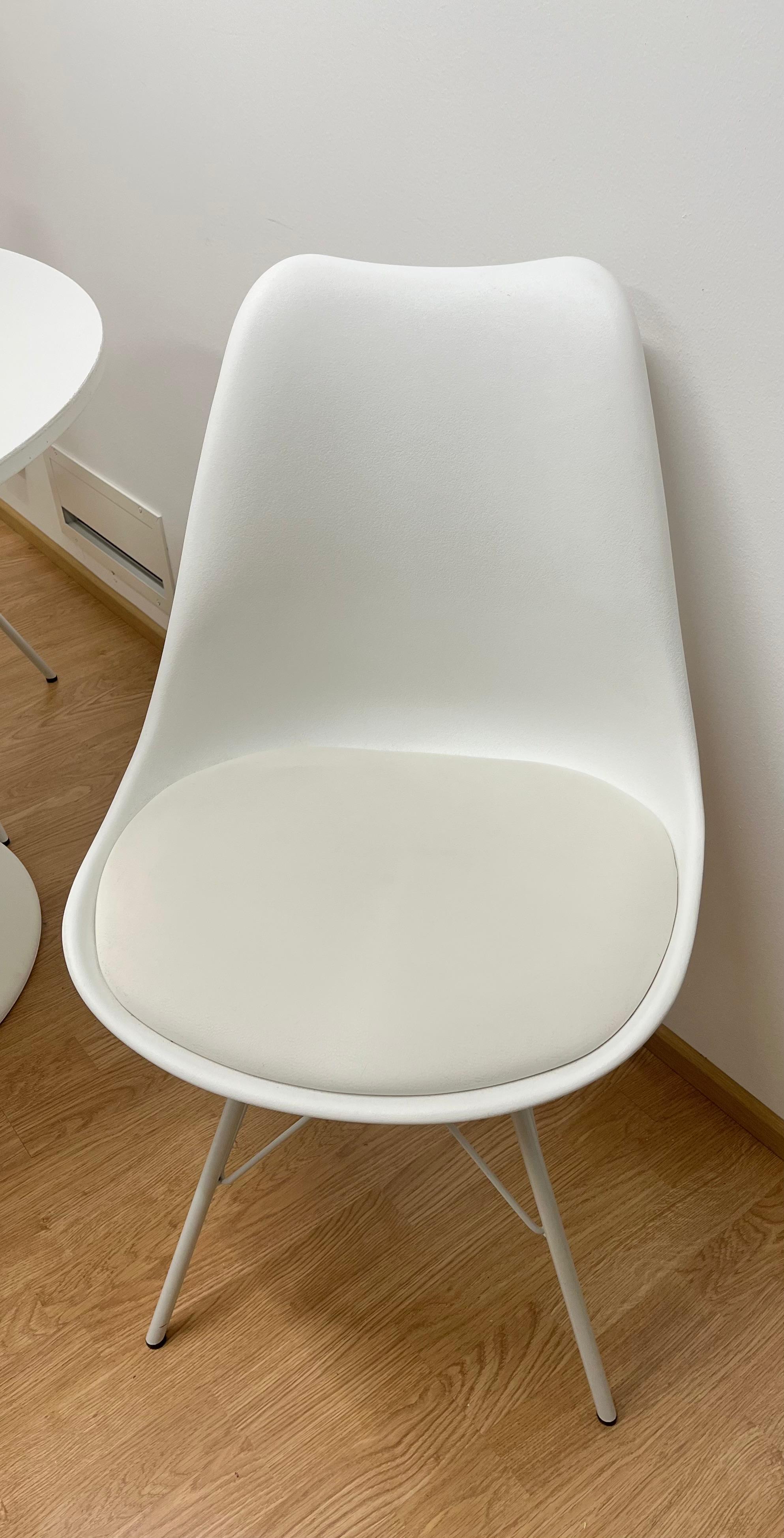 IKEA DOCKSTA Pöytä, valkoinen ja 4 tuoleja