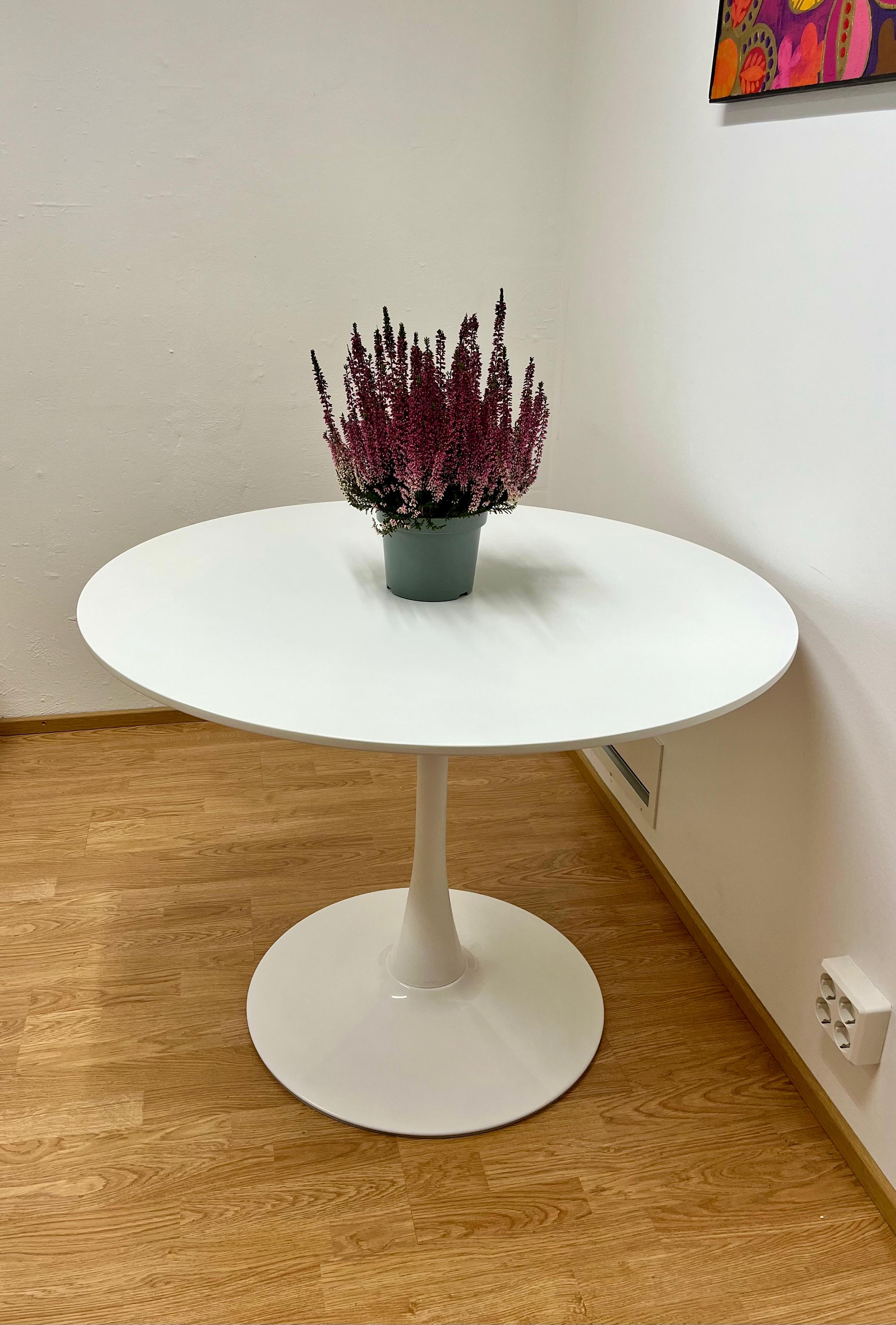 Valkoinen Pyöreä Ruokapöytä