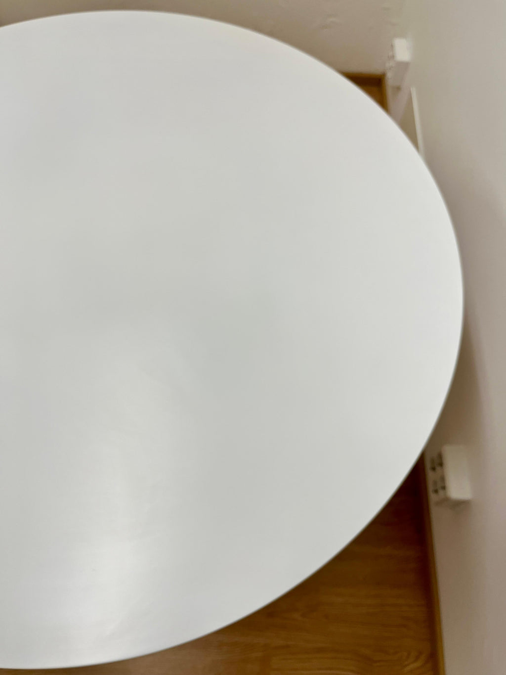 Valkoinen Pyöreä Ruokapöytä