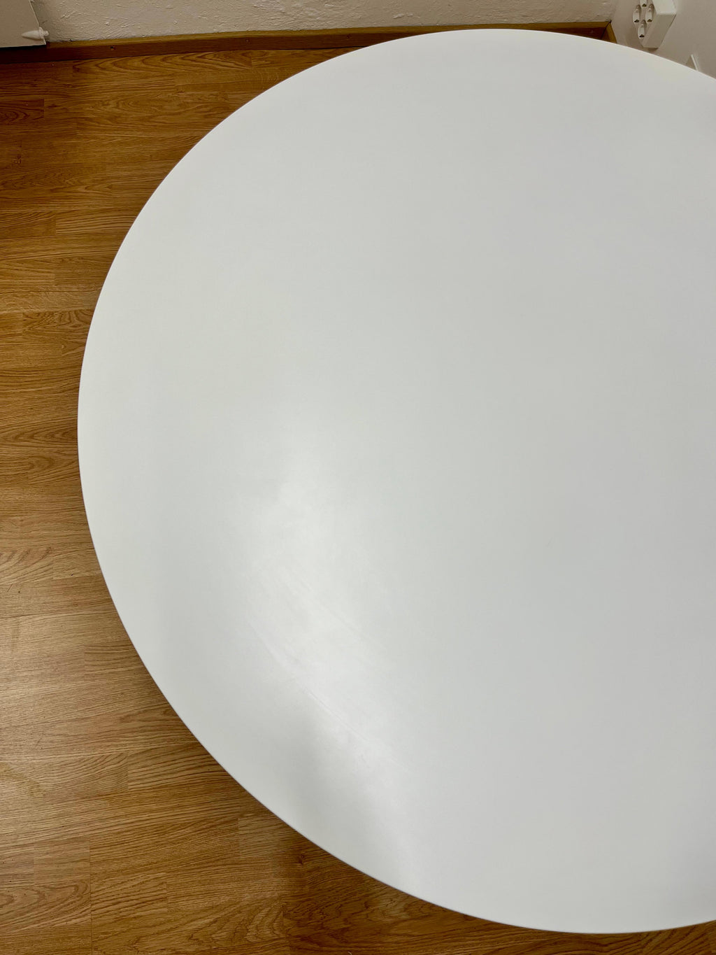 Valkoinen Pyöreä Ruokapöytä