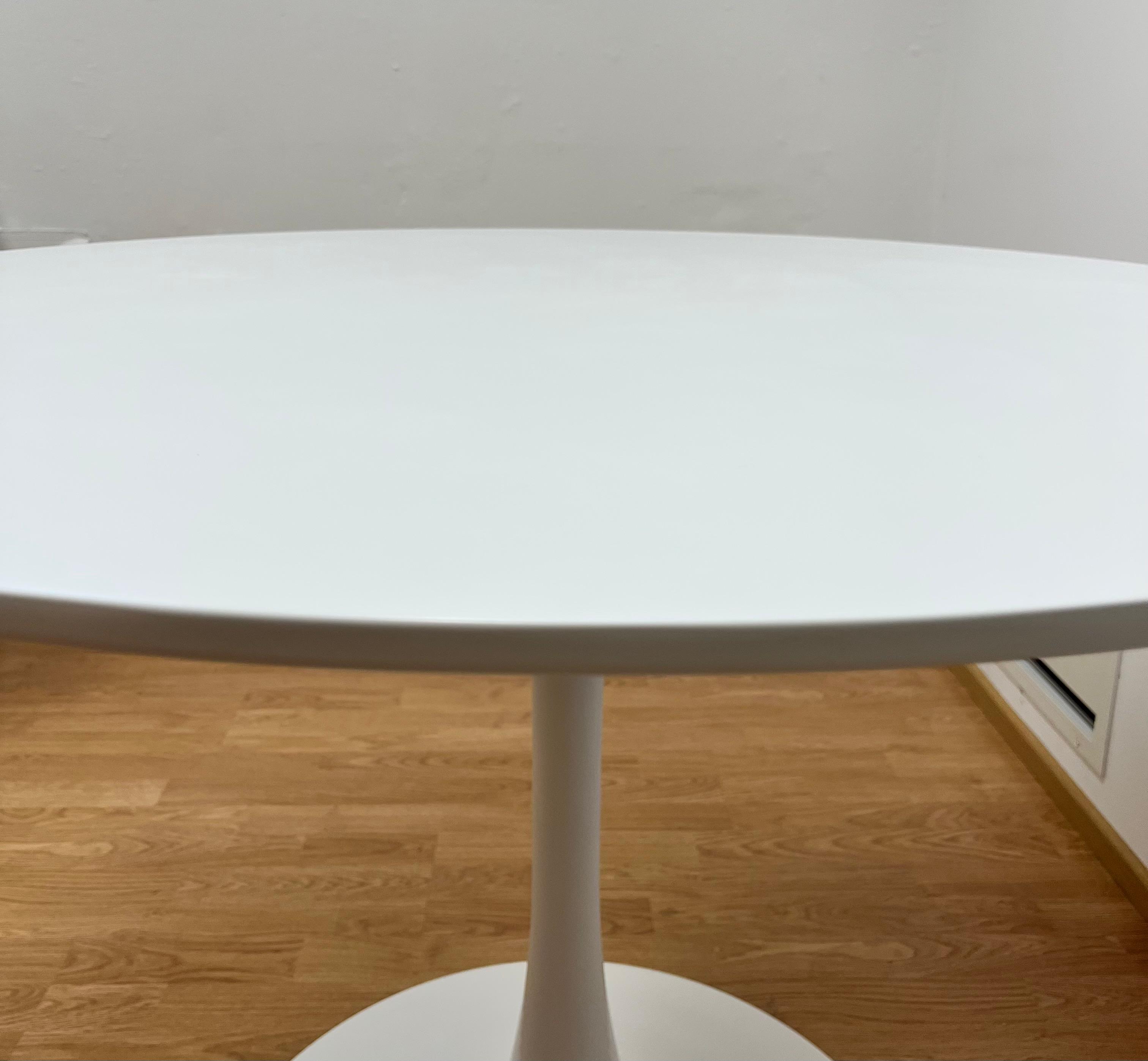 Valkoinen Pyöreä Ruokapöytä