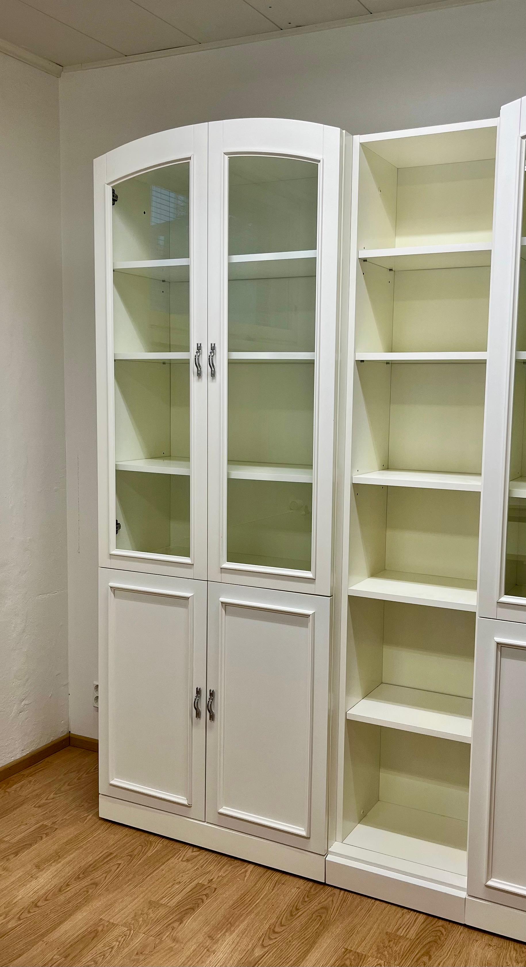 ISKU Säilytyskokonaisuus + vitriiniovet