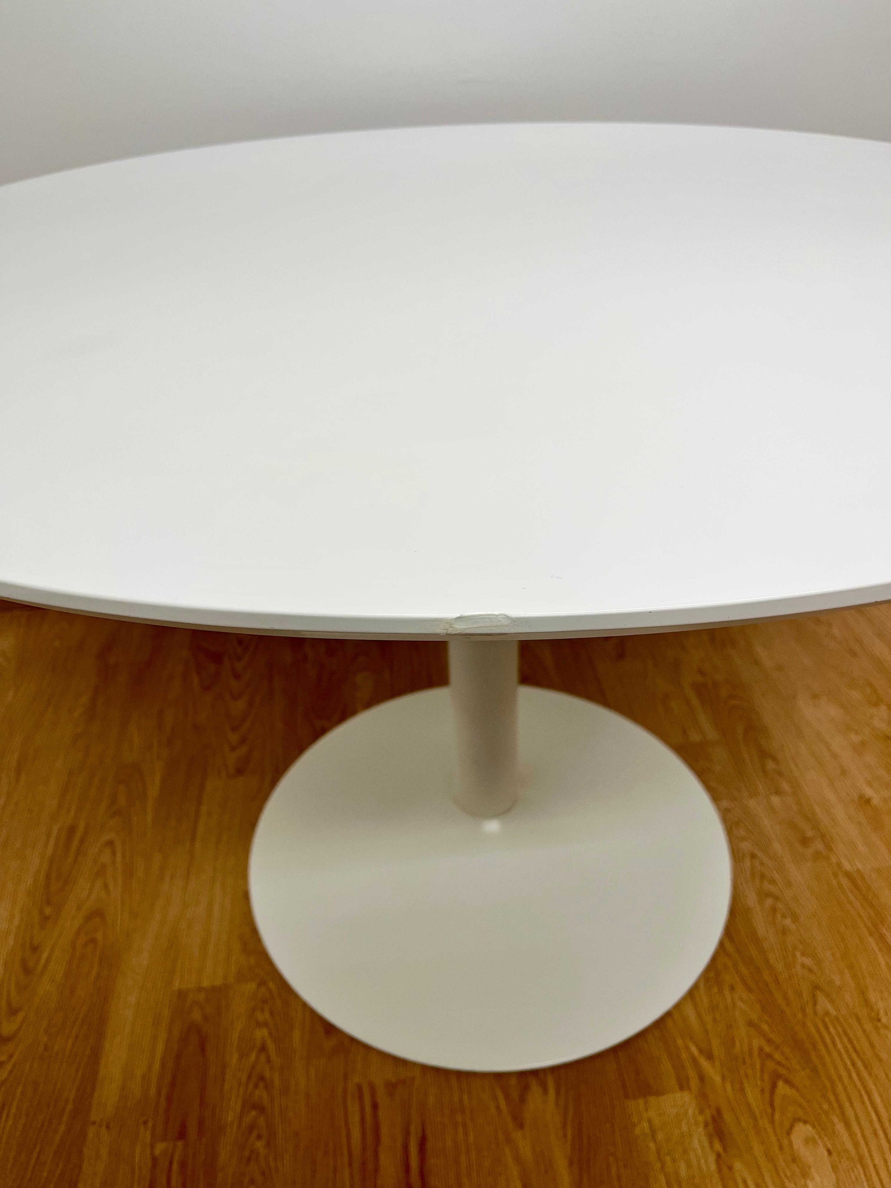 Valkoinen Pyöreä Ruokapöytä