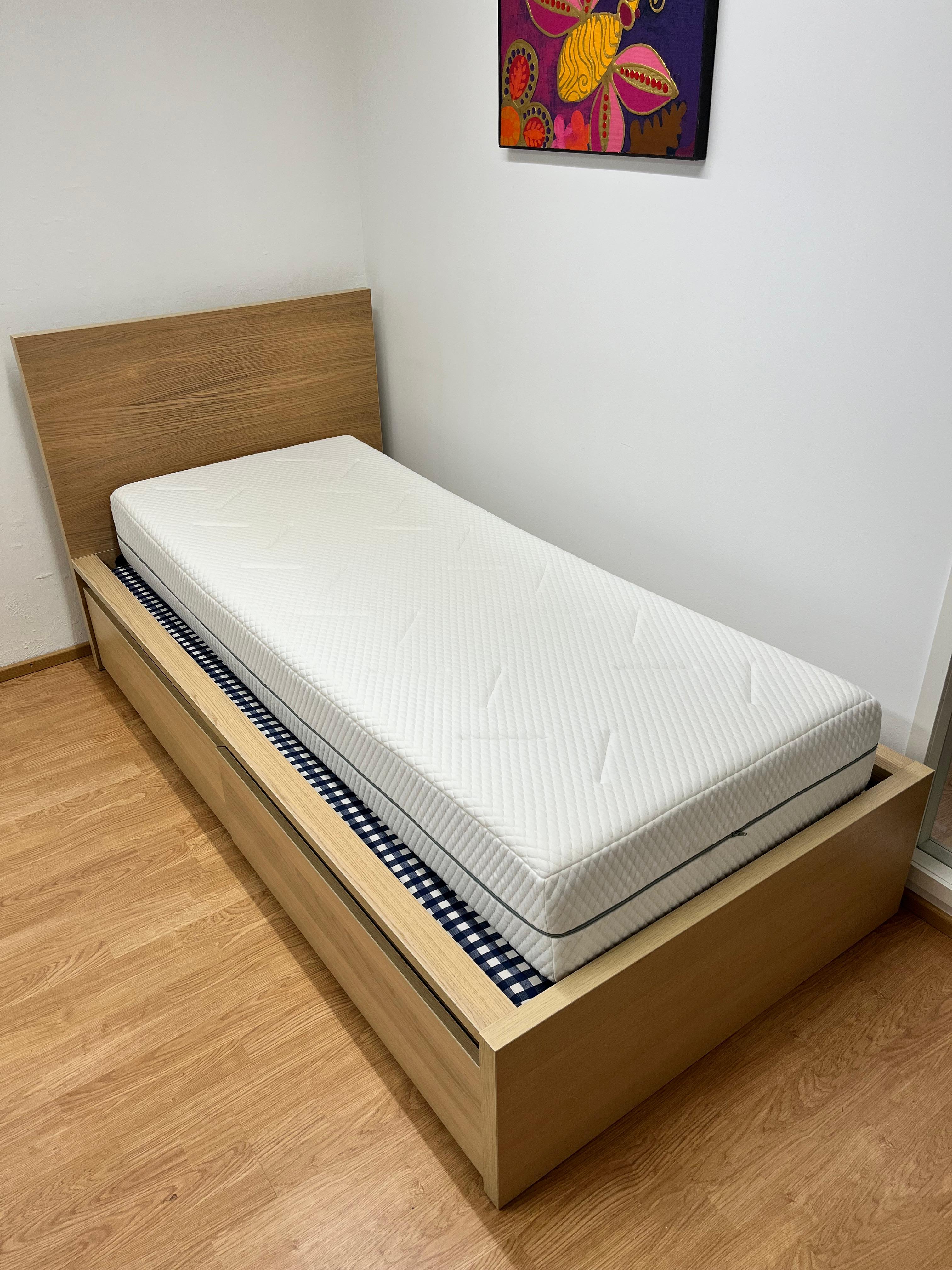 IKEA MALM Sängynrunko, jossa 2 laatik & WELLPUR GOLD F110 Vaahtomuovipatja