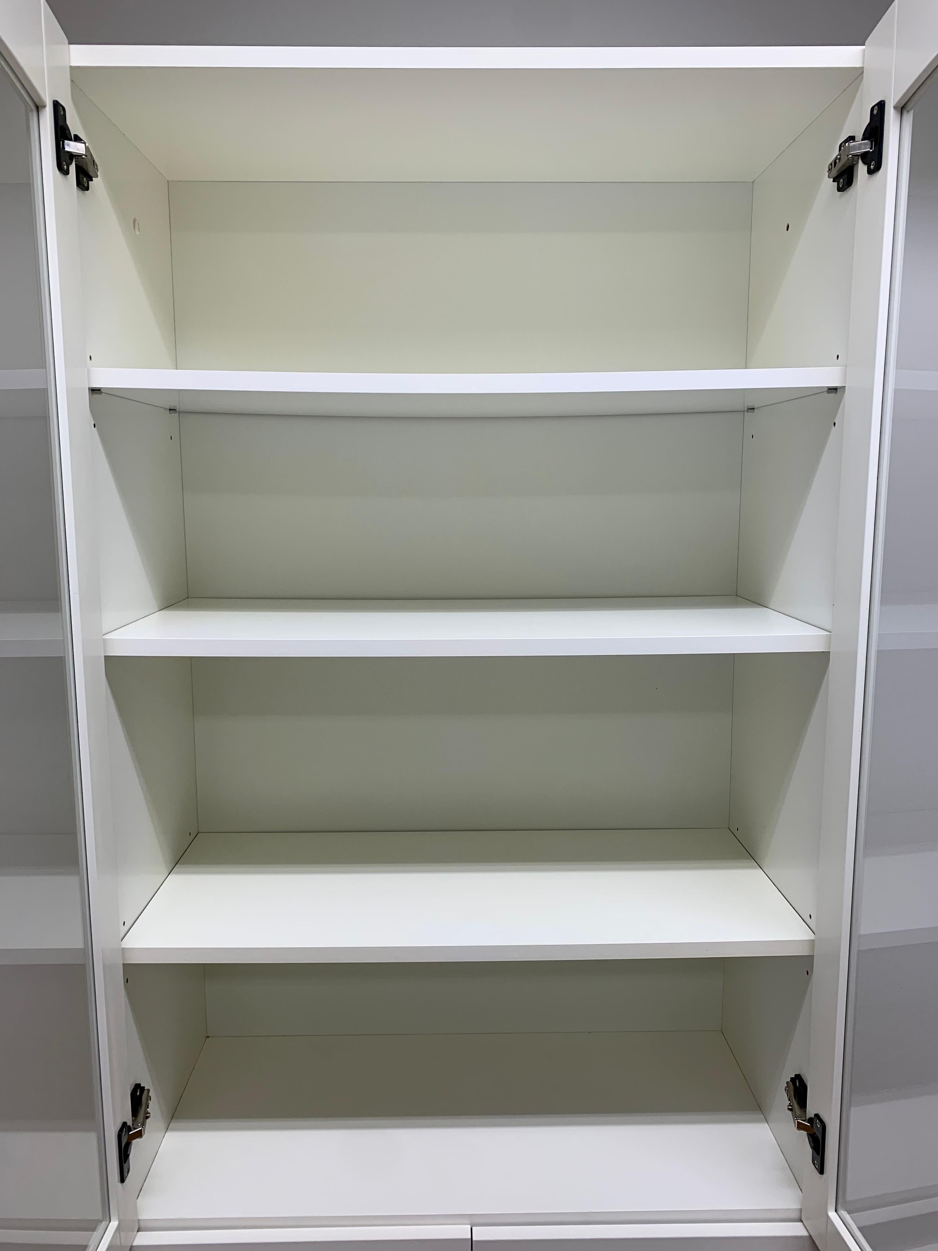 ISKU Säilytyskokonaisuus + vitriiniovet