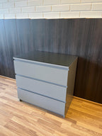 IKEA MALM Lipasto Lasileveyllä, 3 laatikkoa, harmaa