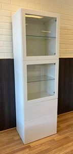IKEA BESTÅ Säilytyskokonaisuus/vitriiniovet, valkoinen/Lappviken valkoinen lasi