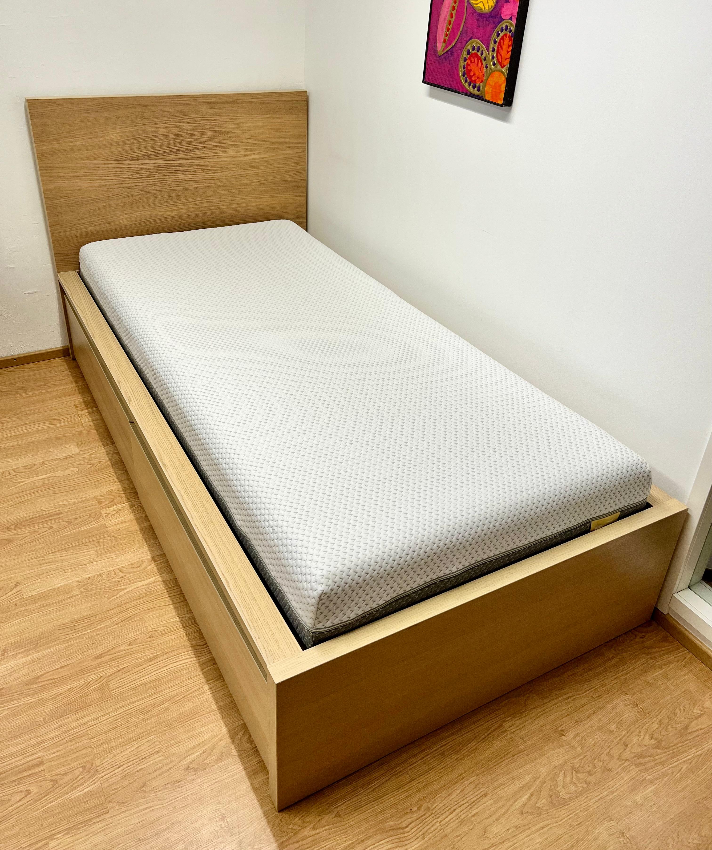 IKEA MALM Sängynrunko & WELLPUR Vaahtomuovipatja