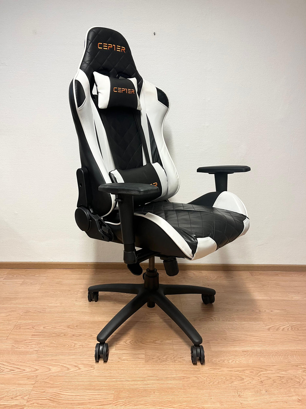 IKEA FREDDE Pelipöytä & CEPTER ROGUE Pelituoli