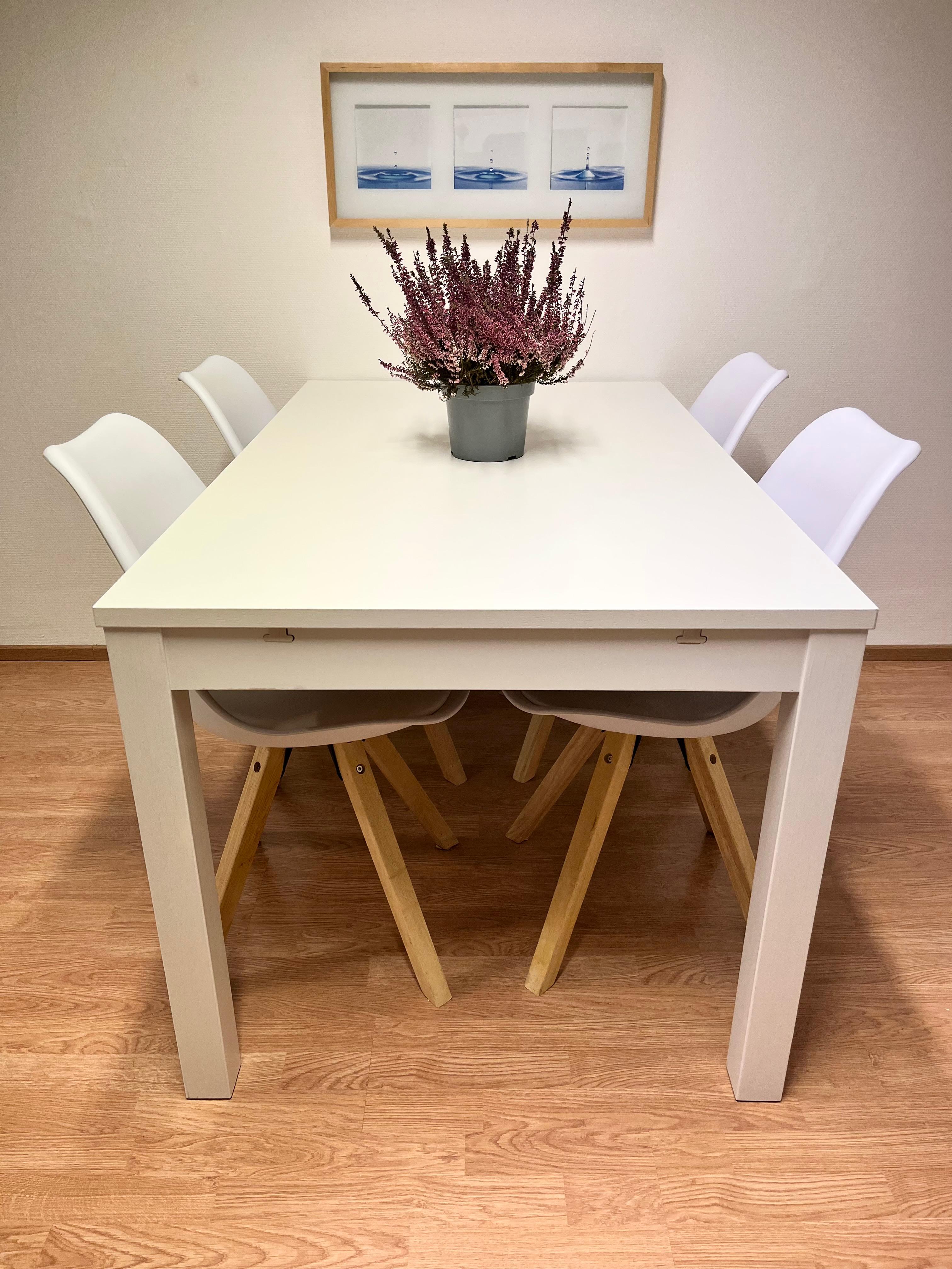 IKEA Ruokapöytä ja JYSK tuolit