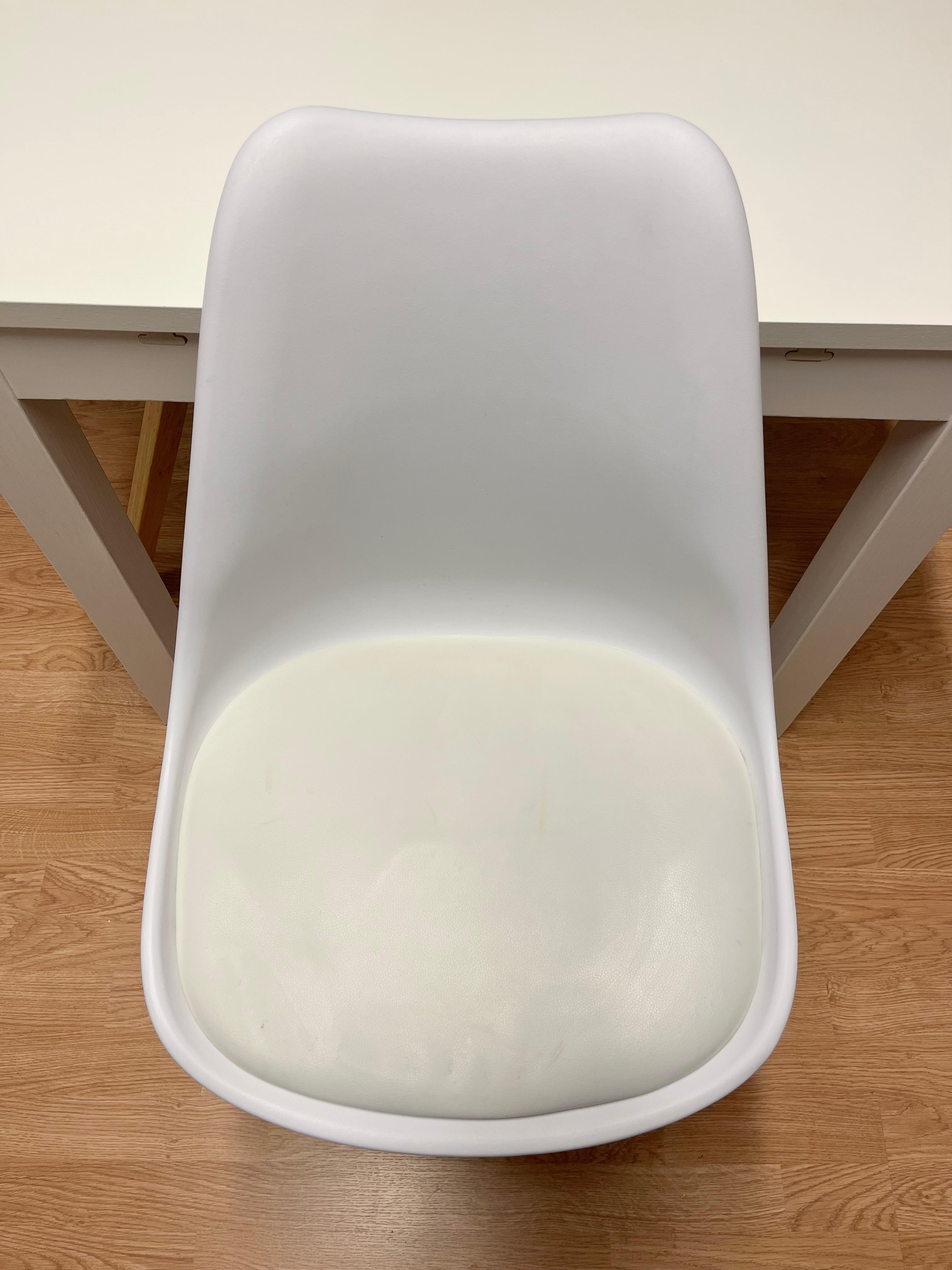 IKEA Ruokapöytä ja JYSK tuolit