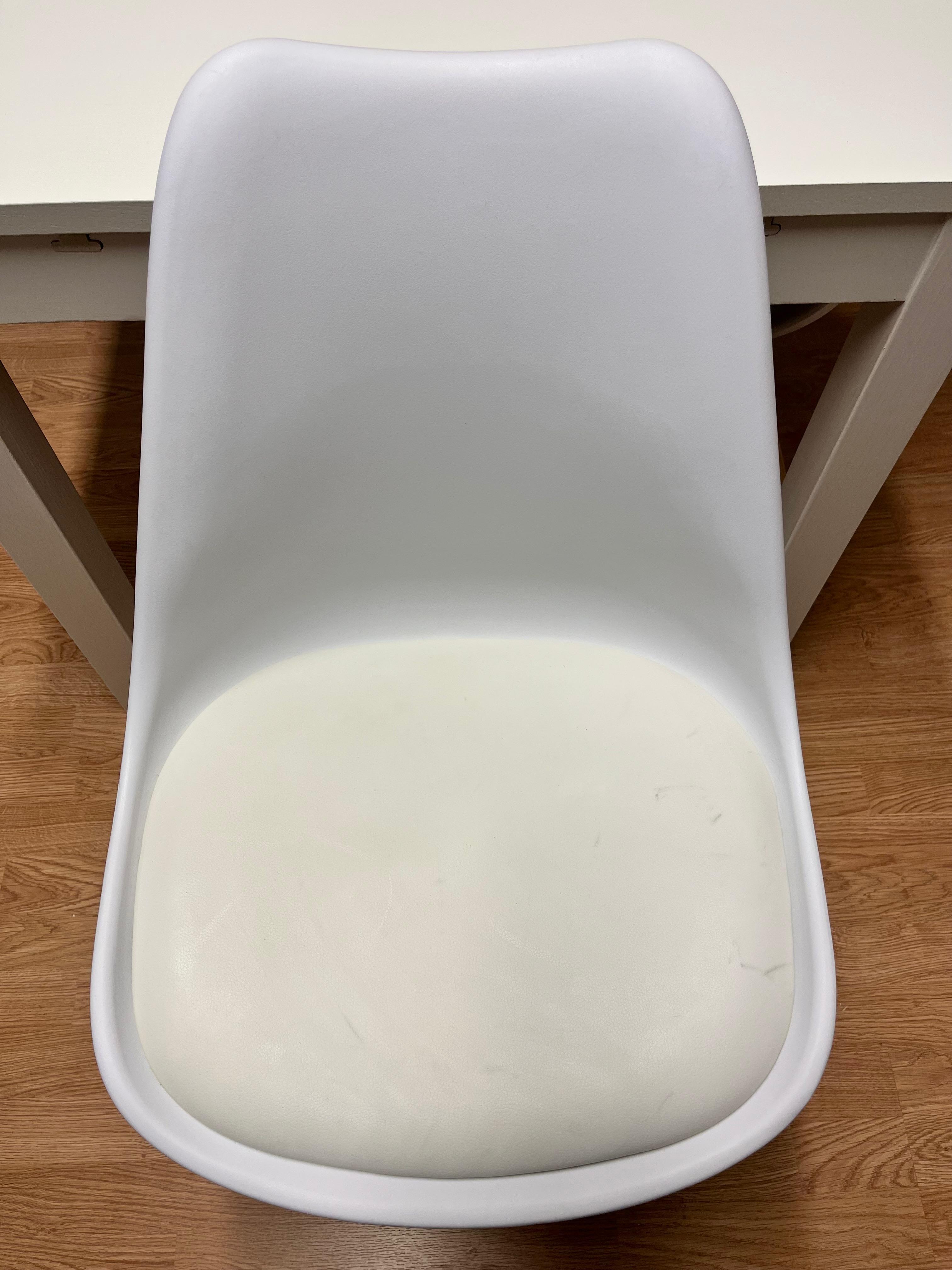 IKEA Ruokapöytä ja JYSK tuolit